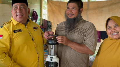 Listrik di Kawasan Aceh Tamiang Masih Terputus, Partai Golkar Kirim Bantuan Lampu Emergency