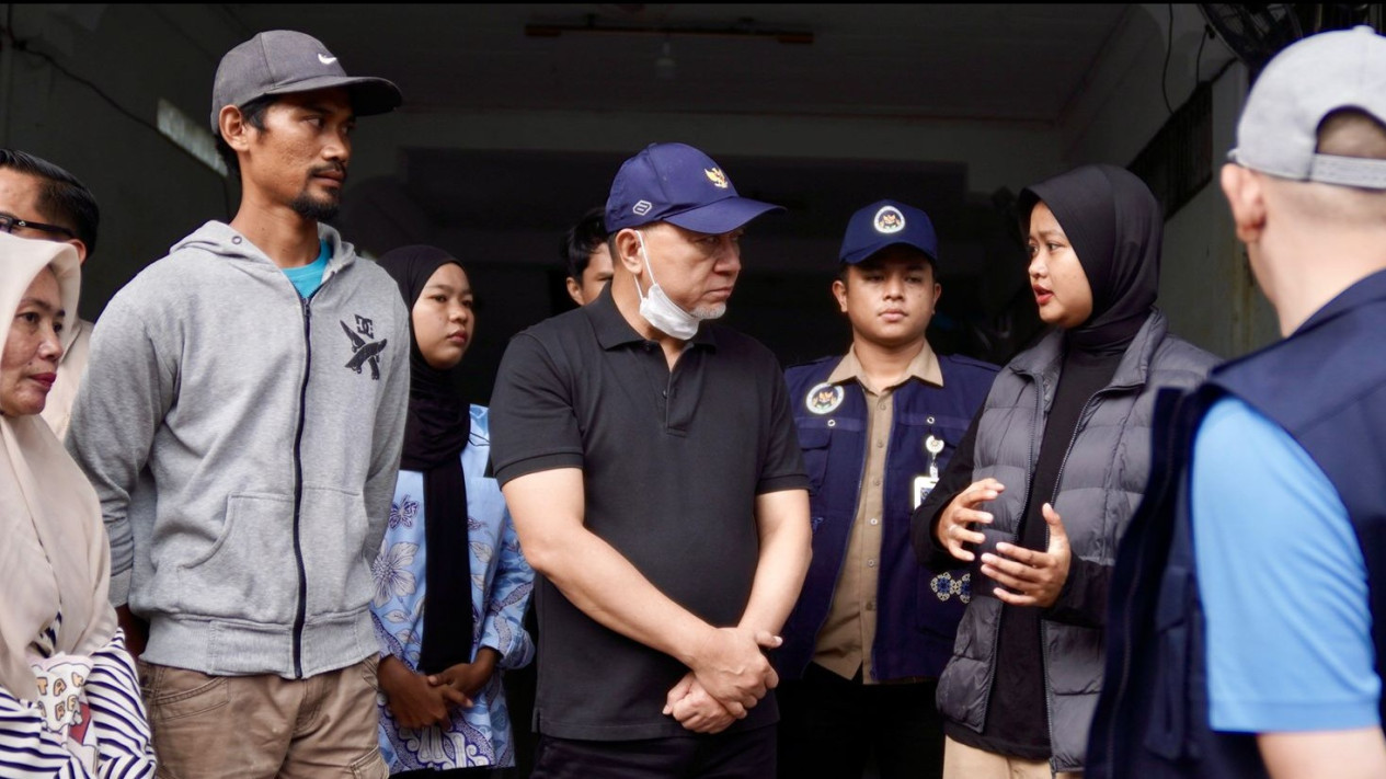 Menko Pangan Tinjau Dapur Umum di Lokasi Bencana, Beri Semangat Petugas yang Tetap Bertahan
            - galeri foto