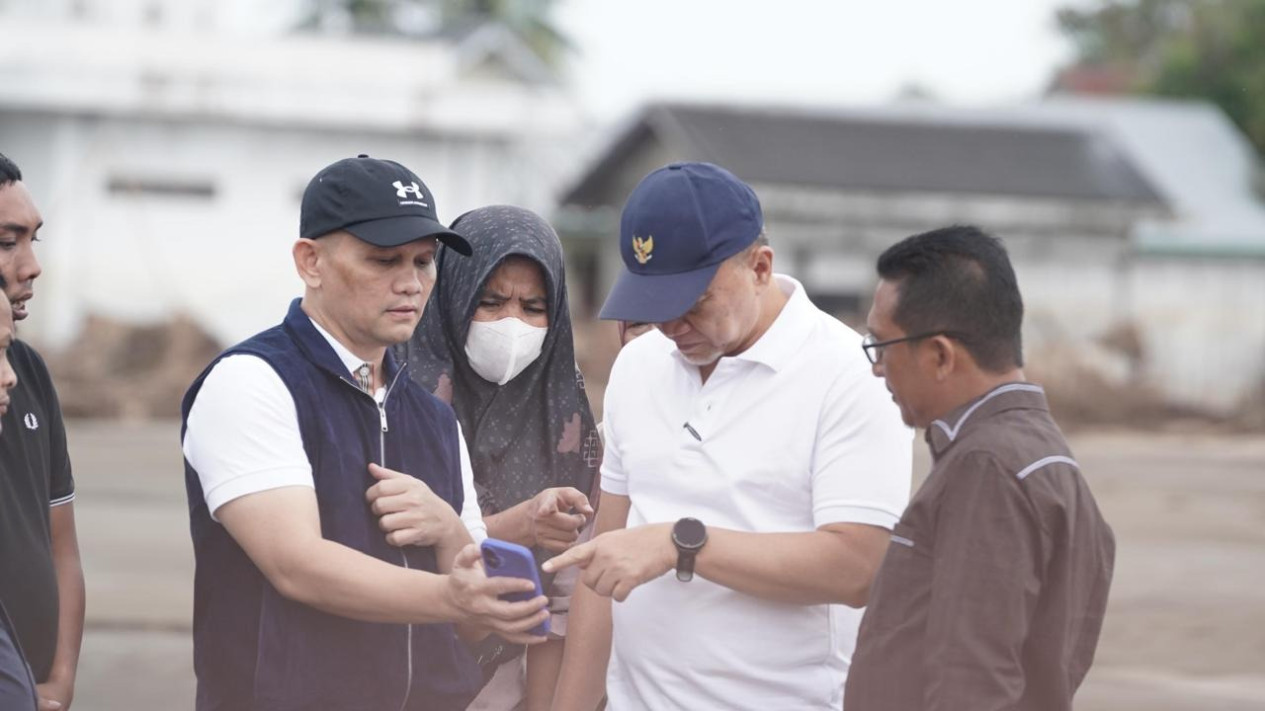 Menko Zulhas Meninjau Lahan Pertanian yang Terdampak Bencana Banjir di Bireuen
            - galeri foto