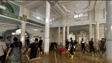 Personel Polri dan masyarakat turut bersama-sama bekerja sama membersihkan Masjid Syuhada di Aceh Tamiang.
