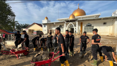 Usai Dibersihkan Personel Polri, Masjid Terdampak Bencana di Aceh Kini Bisa Dipakai Warga