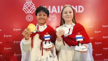 Basral Graito Hutomo (kiri) sabet emas usai jadi yang terbaik di kategori men s street cabor skateboard di SEA Games 2025