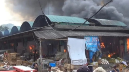 Kebakaran Besar di Pasar Induk Kramat Jati Lahap 350 Kios Pedagang Buah