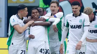 Kapten Timnas Indonesia Jay Idzes bersama skuad Sassuolo usai membobol gawang AC Milan