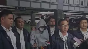 Konten Kreator Adimas Firdaus alias Resbob digelandang polisi usai ditangkap di daerah Jawa Tengah