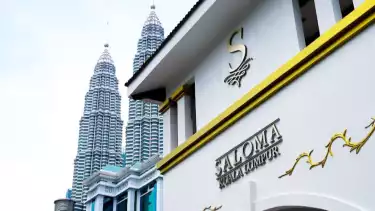 Saloma Kuala Lumpur dengan latar belakang Menara Kembar Petronas (KLCC).
