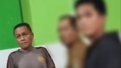 Video Detik-detik Warga Gerebek Seorang Guru SMA Diduga Mesum Sesama Jenis di Toilet Masjid Padang
