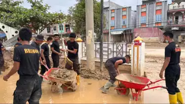 Personel Polri dan warga bergotong royong dan bersatu padu membersihkan Masjid Raya Al-Furqan Aceh Tamiang yang sempat terendam lumpur tebal.