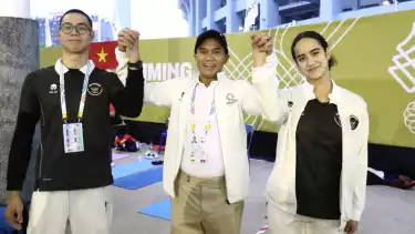 Ketua Umum PB Akuatik Indonesia, Anindya Novyan Bakrie, bersama Masniaro Wolf dan Jason Donovan Yusuf