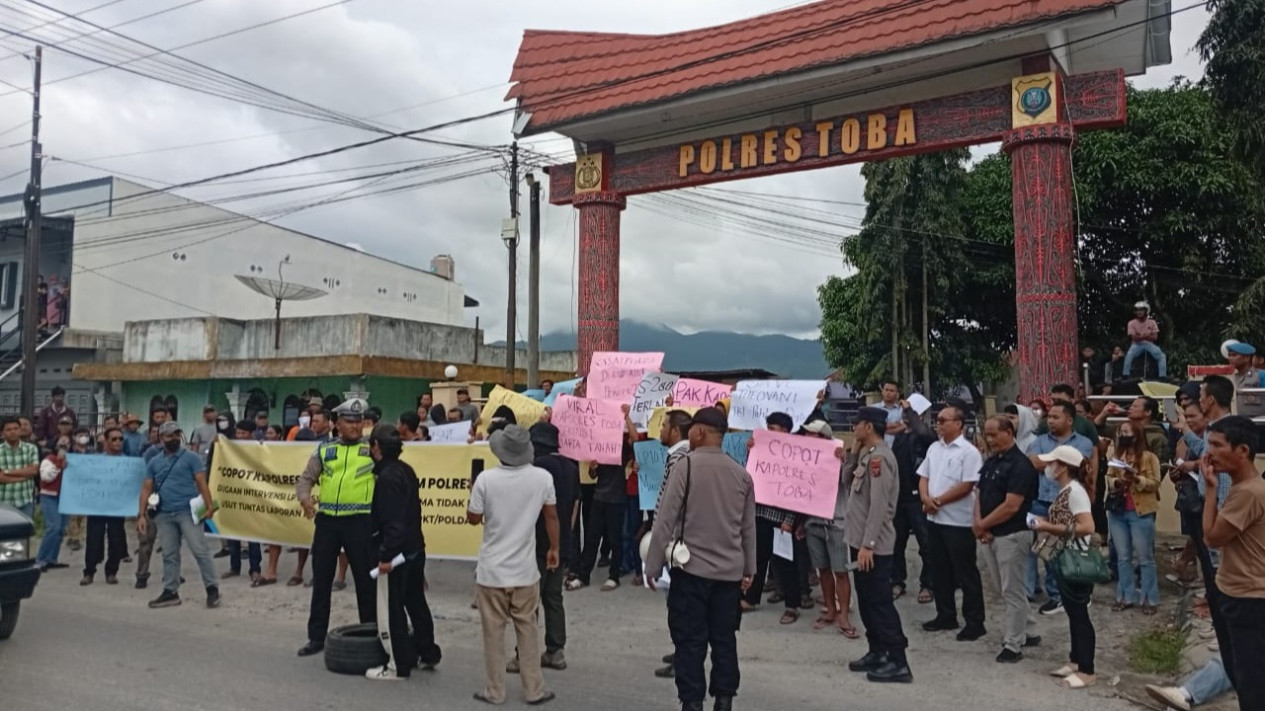 Warga Gelar Aksi Damai, Tuntut Kapolres dan Kasat Reskrim Kapolres Kabupaten Toba Dicopot
            - galeri foto