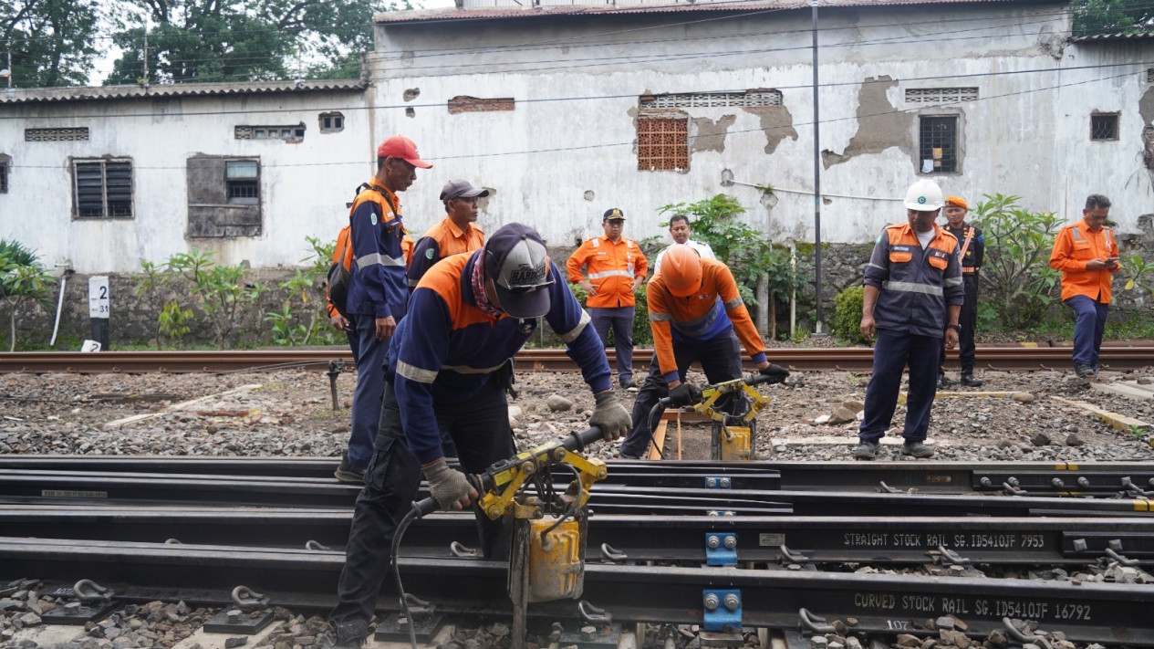 KAI Daop 8 Surabaya Siagakan 138 Petugas di Daerah Rawan Bencana
            - galeri foto