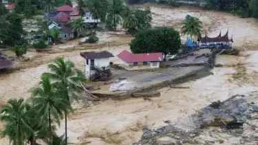 Banjir bandang melanda sejumlah wilayah Aceh, Sumatera Utara, dan Sumatera Barat pada akhir November 2025.