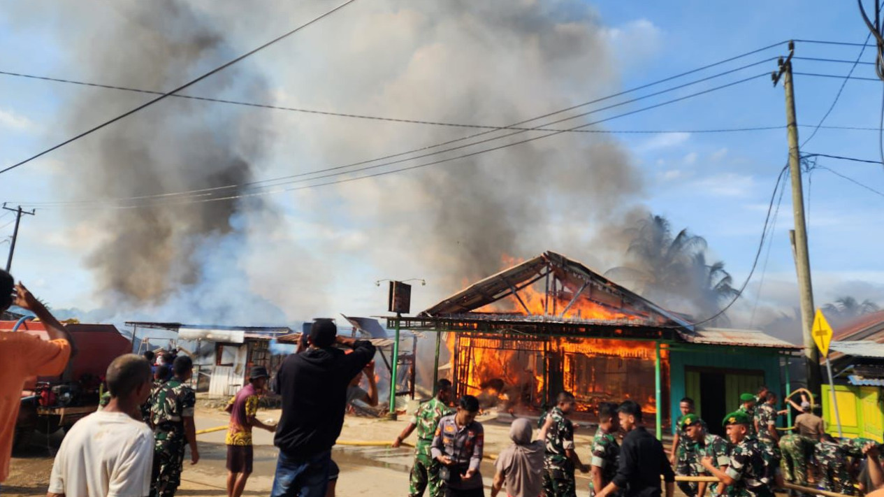 Enam Rumah dan Toko Ludes Terbakar di Sebuku
            - galeri foto