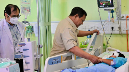 Jenguk Korban Tabrakan Mobil SPPG, Prabowo Pastikan Perawatan Ditanggung Negara dan Kirim Ayam Goreng Favorit Siswa