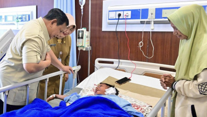 Jenguk Korban Tabrakan Mobil SPPG di RSUD Koja, Prabowo: Cepat Sembuh, Belajar yang Baik Biar Bisa Jaga Nenek