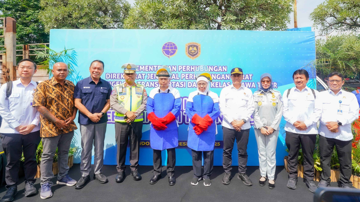 Gubernur Khofifah Terima Penghargaan Penanganan ODOL dari Menteri Perhubungan
            - galeri foto
