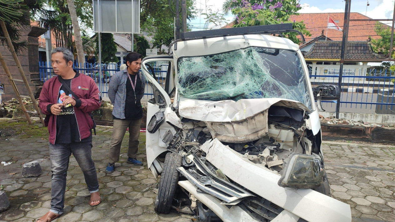 Adu Banteng Truk Tronton vs Minibus di Ringroad Selatan Purworejo, Satu Meninggal Dunia dan Dua Luka-luka
            - galeri foto