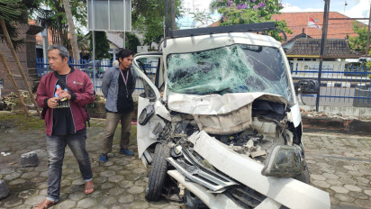 Adu Banteng Truk Tronton vs Minibus di Ringroad Selatan Purworejo, Satu Meninggal Dunia dan Dua Luka-luka