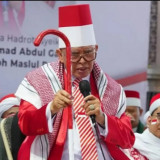 Abah Aos Jadi Sorotan Publik, Haramkan Mengenakan Kopiah Hitam