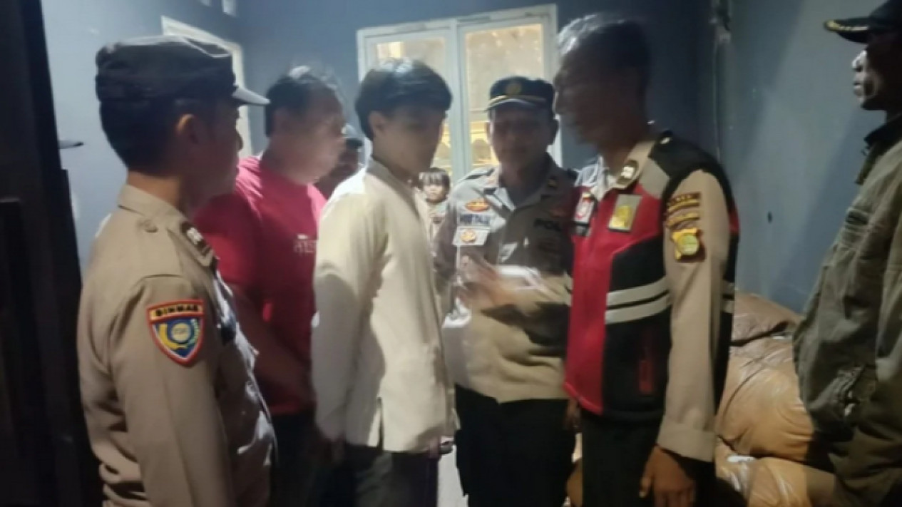 Detik-detik Mengerikan Ayah Kadung Diduga Aniaya Bayi 6 Bulan Hingga Tewas di Ciputat
            - galeri foto