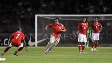 Suporter Timnas Indonesia Hendri Mulyadi saat Pitch Invader di Stadion GBK pada Kualifikasi Piala Asia 2011