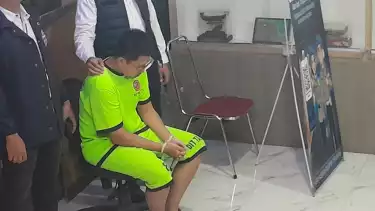 Konten Kreator Adimas Firdaus alias Resbob sudah pakai baju tahanan hijau di Mapolda Jabar