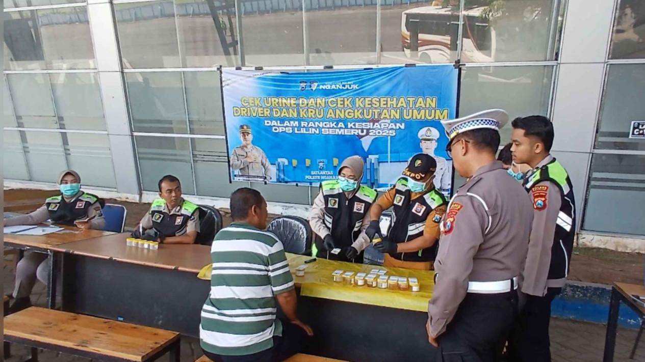 Jelang Libur Nataru, Sopir Bus dan Kru di Terminal Nganjuk Jalani Tes Urine dan Anjing Pelacak Diterjunkan
            - galeri foto