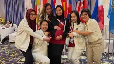 Medina Warda Aulia bersama tim catur Indonesia