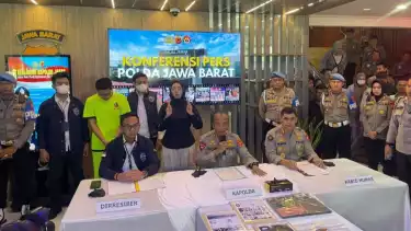 Konferensi pers kasus Resbob di Mapolda Jabar Kota Bandung Rabu (17/12/ 2025) sore.