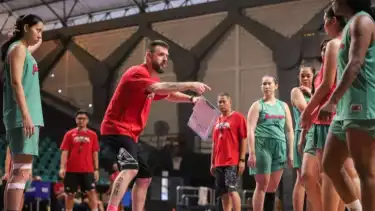Timnas Basket Putri Indonesia menyimak instruksi dari pelatih
