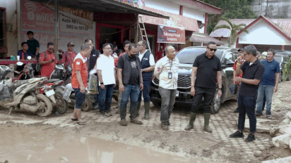 Telkom Salurkan Bantuan dan Aktifkan 13 Titik Internet Satelit untuk Korban Bencana Sumatra