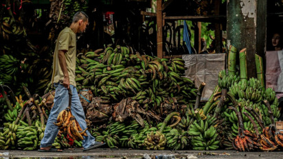 Berita Foto: Aktivitas Pedagang Pasar Induk Kramat Jati Pasca Kebakaran