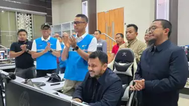 Dirut PLN Darmawan Prasodjo (ketiga dari kanan) memimpin langsung proses penyambungan sistem kelistrikan Aceh dengan sistem besar Sumatra siang tadi di Kantor PLN Unit Pelaksana Pengatur Beban (UP2B) Sumatera Bagian Utara, Medan (17/12).