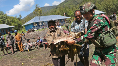 Sambut Perayaan Natal, Pangkogabwilhan III Hadiri Upacara Bakar Batu di Papua Tengah