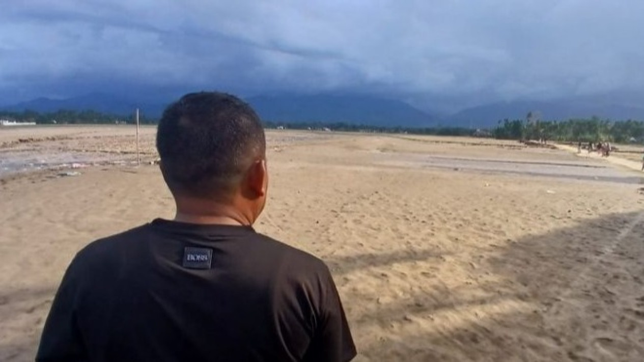 Hamparan Sawah Tertimbun Lumpur Banjir di Aceh, Warga: Tolong Pulihkan Mata Pencaharian Kami!
            - galeri foto