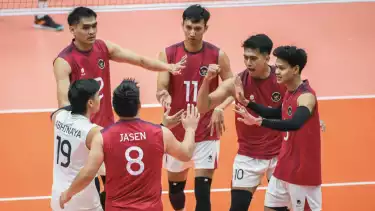 Rivan Nurmulki dan pemain Timnas Voli Indonesia di SEA Games 2025.