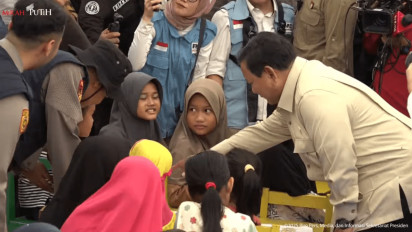 Masuk Tenda Trauma Healing, Prabowo Hibur Anak Korban Bencana di Agam