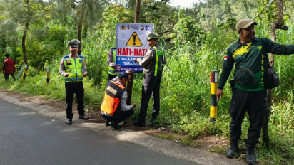 Satlantas Polres Malang Pasang Banner Peringatan Jalur Rawan di Kawasan Bromo Tengger Semeru