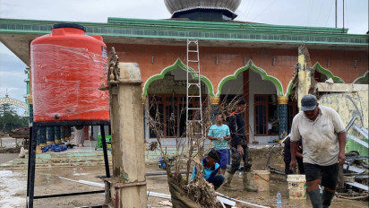 Polri Salurkan 627 Tandon Air Bersih untuk Warga Terdampak Bencana