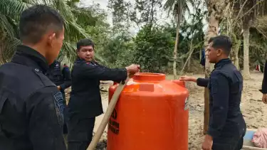 Kepolisian Negara Republik Indonesia (Polri) menyalurkan total 627 unit tandon air bersih sebagai bagian dari upaya penanganan bencana alam di wilayah Sumateradan Aceh.