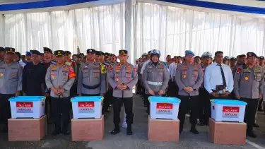 Kapolri Jenderal Polisi Listyo Sigit Prabowo menyerahkan bantuan kemanusiaan di Polsek Koto Tengah, Kota Padang, Kamis (18/12/2025).
