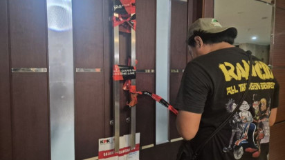 Tiga Orang KPK Bermasker Tiba-Tiba Segel Ruang Kerja Bupati Bekasi