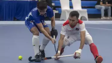 Atlet hoki indoor putra Indonesia Fajar Nugraha (kanan) di SEA Games 2023