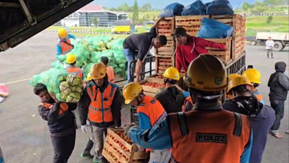 Hercules TNI Terbangkan 14 Ton Cabai Hasil Panen Petani Bener Meriah Menuju Kota Medan