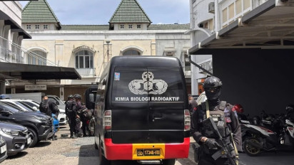 Anggota Jibom Polda Jabar Gunakan Perlengkapan Khusus Deteksi Benda Diduga Peledak di Ruko ITC Kosambi Bandung