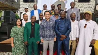 Pemain Bola Kamerun yang Pernah Bermain Bola di Indonesia Reuni di KBRI Yaounde