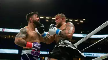 Duel tinju antara Jake Paul vs Mike Perry, mantan petarung UFC.