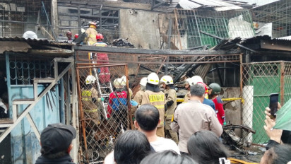 Petugas Damkar Pingsan Saat Hendak Selamatkan 5 Orang yang Terjebak di dalam Kebakaran Rumah di Penjaringan Jakut