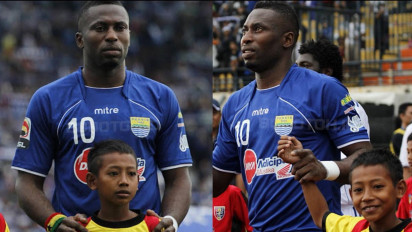 Nostalgia Persib Bandung: Momen Moses Sakyi Gandeng Beckham Putra Kecil, Bobotoh: Sentuhan Magis Sang Legenda