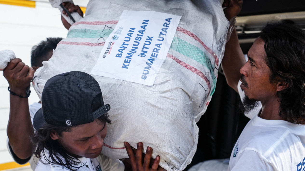 Korban Terdampak Bencana Sumatera-Aceh Terima BAntuan 50 Ton Pakaian Baru
            - galeri foto